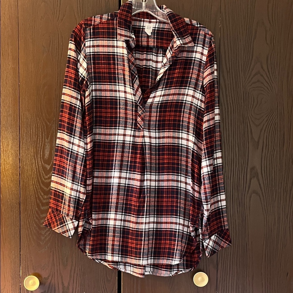 Gap long sleeved, V necked lightweight flannel top. Size XS.